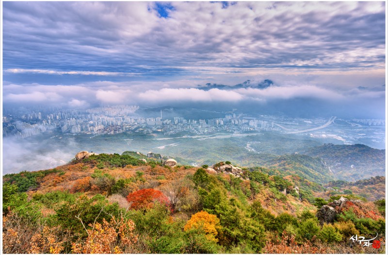 가을산과 도심풍경