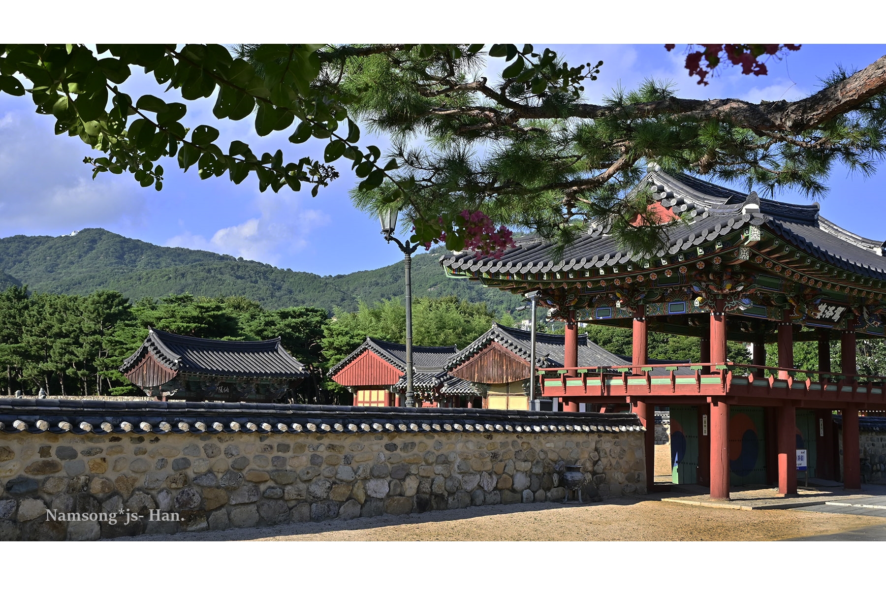 PHOTO BY HAN_JONGSOO | NIKON Z fc | 2024:08:01 17:33:01 | ISO-200 | 1/125 sec | f 13 | 28 mm | EV=0 | ● WIDTH:1800 pixels  HEIGHT:1011 pixels