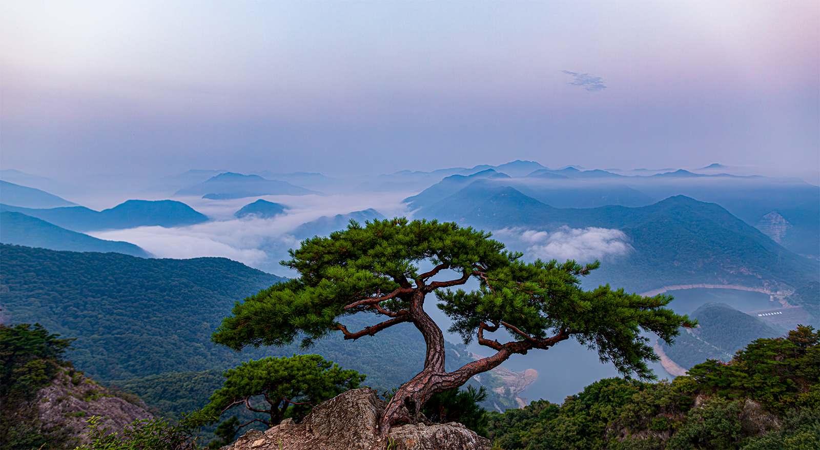 PHOTO BY  | Canon EOS 5D Mark IV | 2024:08:25 05:54:36 | ISO-200 | 1/25 sec | f 3.2 | 24 mm | EV=0 | ● WIDTH:1600 pixels  HEIGHT:878 pixels