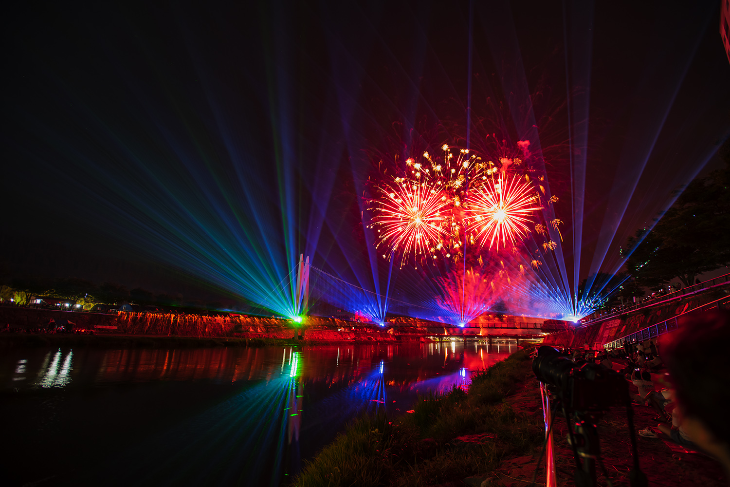 PHOTO BY  | NIKON D850 | 2024:09:01 21:42:01 | ISO-800 | 18/10 sec | f 3.5 | 17 mm | EV=0 | ● WIDTH:1500 pixels  HEIGHT:1000 pixels