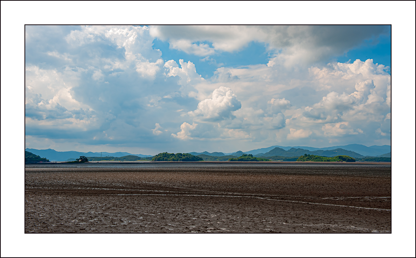   | PHOTO BY :   |