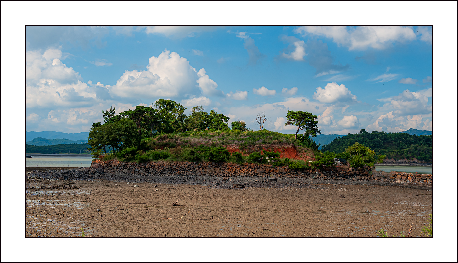   | PHOTO BY :   |