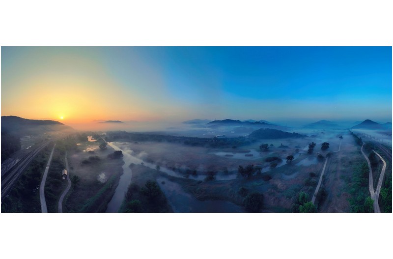 PHOTO BY  | L2D-20c  | 2024:04:27 06:04:30  | ISO-100 | 1/200 sec | f 2.8 | 12.29 mm | EV=-0.3 | ● WIDTH:2000 pixels  HEIGHT:853 pixels