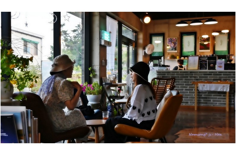 PHOTO BY HAN_JONGSOO                           | NIKON Z fc  | 2024:06:13 17:52:12  | ISO-200 | 1/100 sec | f 4 | 28.5 mm | EV=-0.3 | ● WIDTH:5568 pixels  HEIGHT:3128 pixels