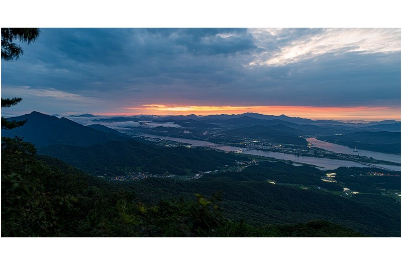 PHOTO BY  | Canon EOS 5D Mark IV  | 2024:08:18 05:31:35  | ISO-100 | 32/10 sec | f 8 | 24 mm | EV=0 | ● WIDTH:1600 pixels  HEIGHT:838 pixels