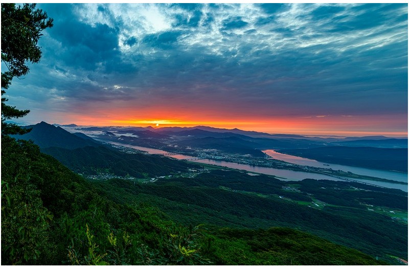 PHOTO BY  | Canon EOS 5D Mark IV  | 2024:08:18 06:00:27  | ISO-100 | 1/30 sec | f 5.6 | 24 mm | EV=0 | ● WIDTH:1600 pixels  HEIGHT:1033 pixels