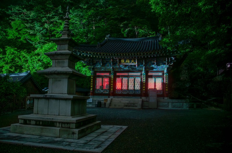 밤 깊은 산사