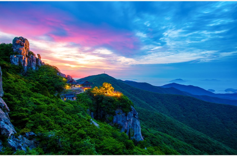 산사의 여명
